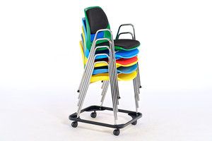 Auf Transportrahmen kann der Stapelstuhl auch eingelagert werden